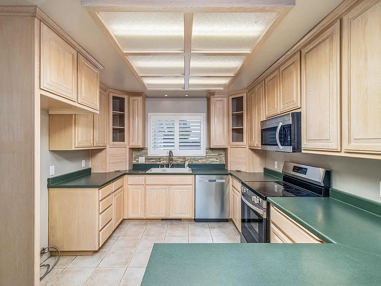 131 Mulholand Dr — Photo 6