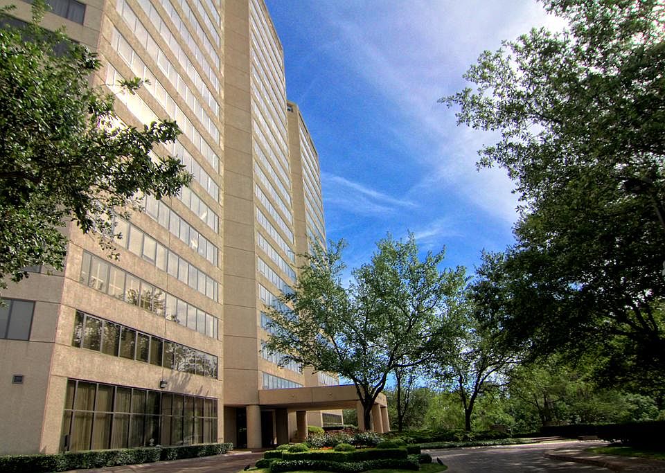  Located on 3.7 acres of garden setting Bayou Bend is convenient to downtown, I-610, Galleria and restaurants.