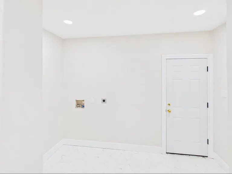 300 Linkwood St — Photo 10