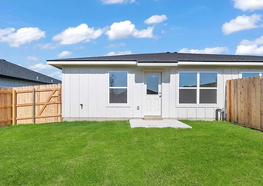 Building Photo - 906 Switchgrass Dr #A