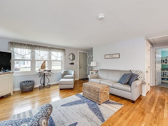 4th image of 93 Iroquois Blvd