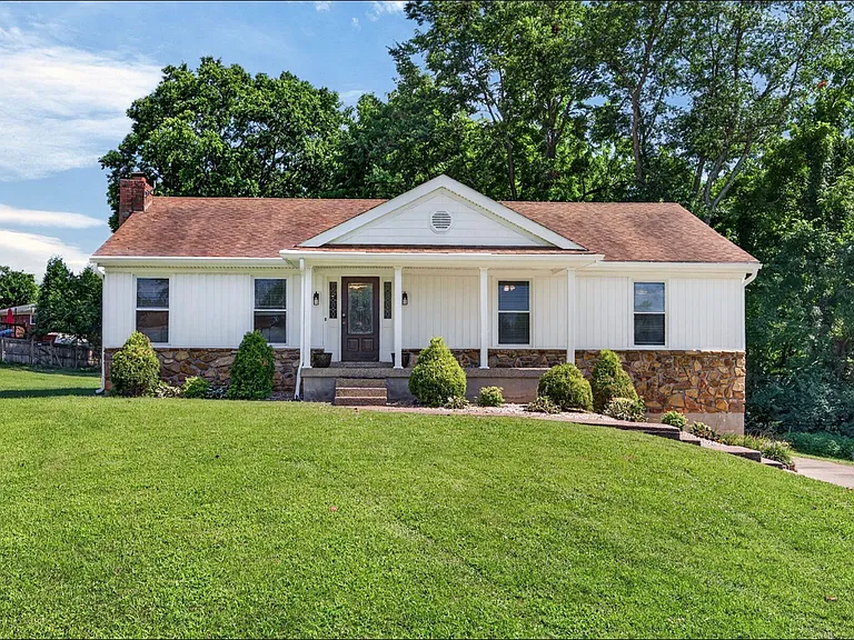 Edgebourne Ct — Photo 1