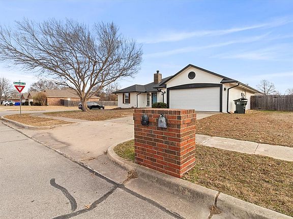 2nd image of 1701 Sumac Dr