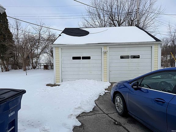 2nd image of 820 N Oxford Dr