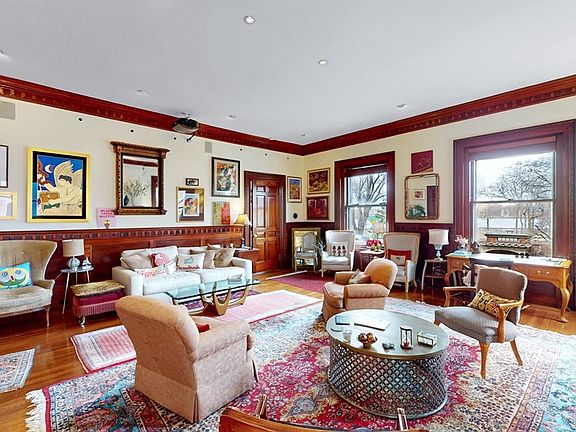 4th image of 404 Beacon St APT 2