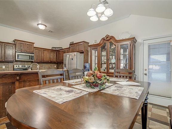 5th image of 2532 Queenston Ave