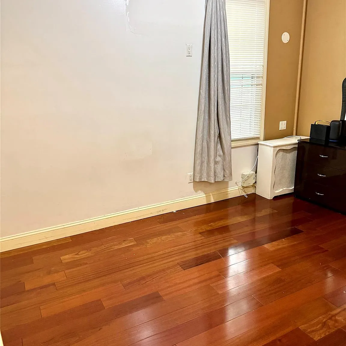 2 bed, 1.0 bath, 1952 sqft, $2,000 — Photo 3