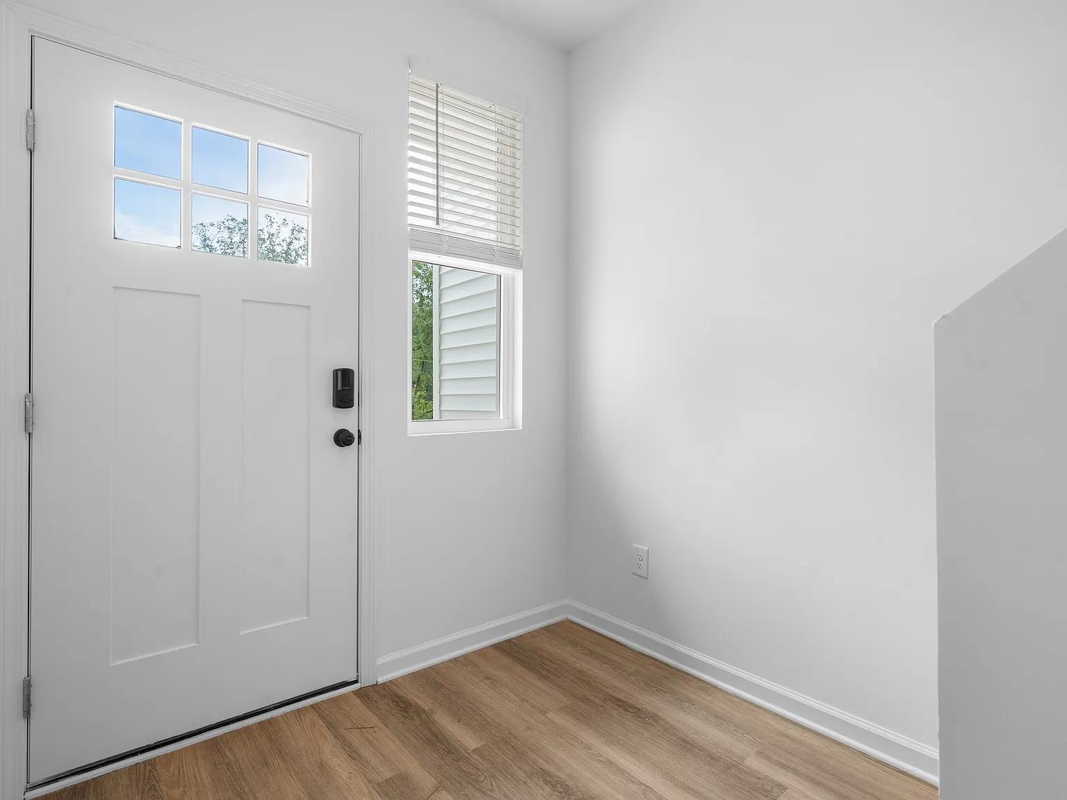 3 bed, 2.5 bath, 1376 sqft, $1,750 — Photo 2