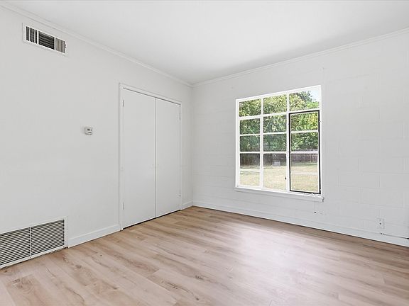 4th image of 610 Crescent St