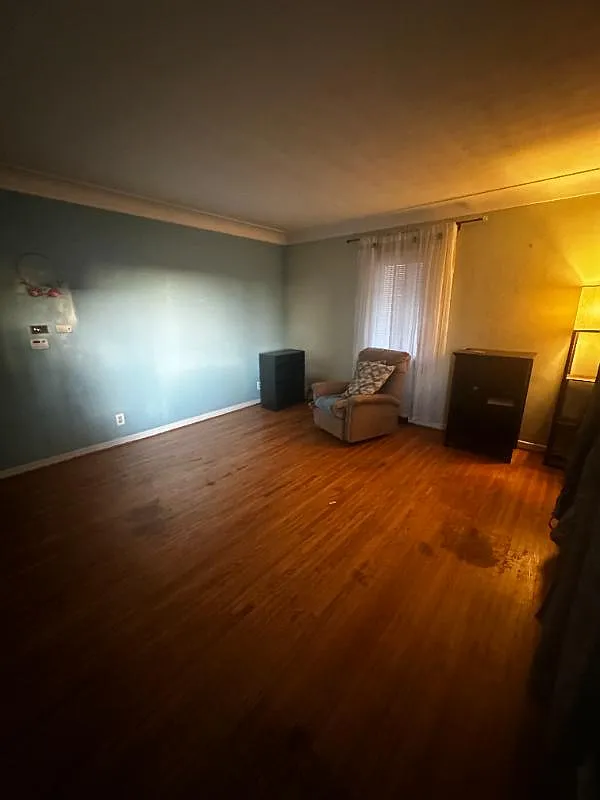 3 bed, 1.0 bath, 1096 sqft, $1,200 — Photo 2