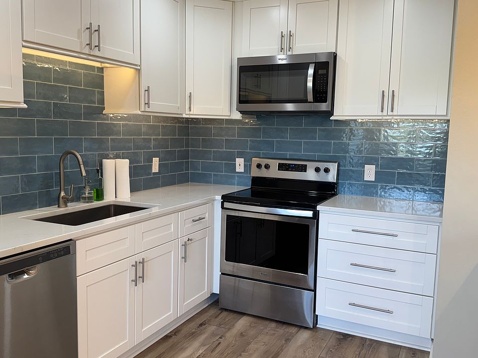 Quartz counters, new appliances, tons of drawers, Cook's kitchen.
