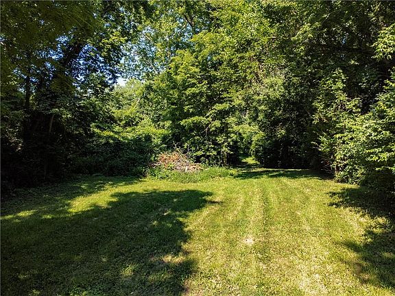 4th image of 604 N Dickinson Rd