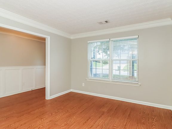 5th image of 340 Meadows Ln