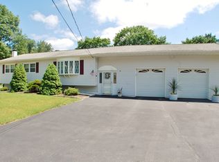 4 Circle Blvd E, Newfoundland, NJ 07435