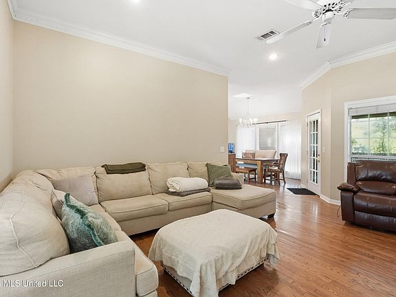 4th image of 108 W Bradford Pl