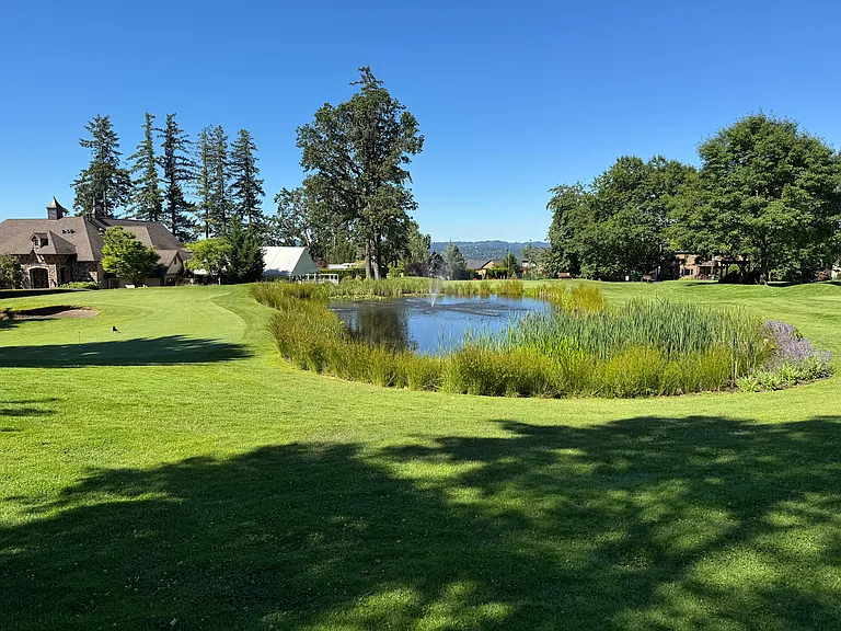 Eagle Landing golf course, putting green and clubhouse/venue center