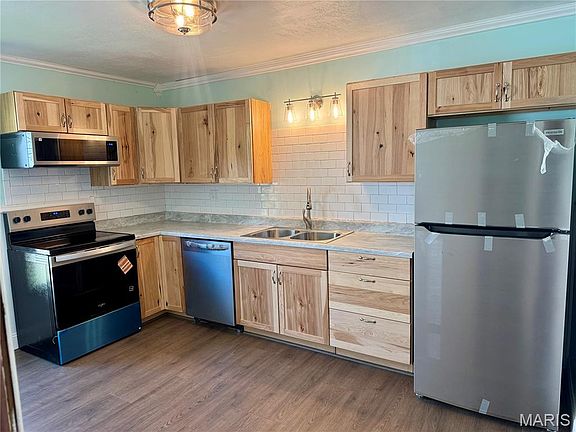 4th image of 1628 Singleton Ave
