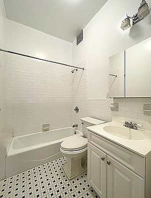 3rd image of 52 W 56th St #3B