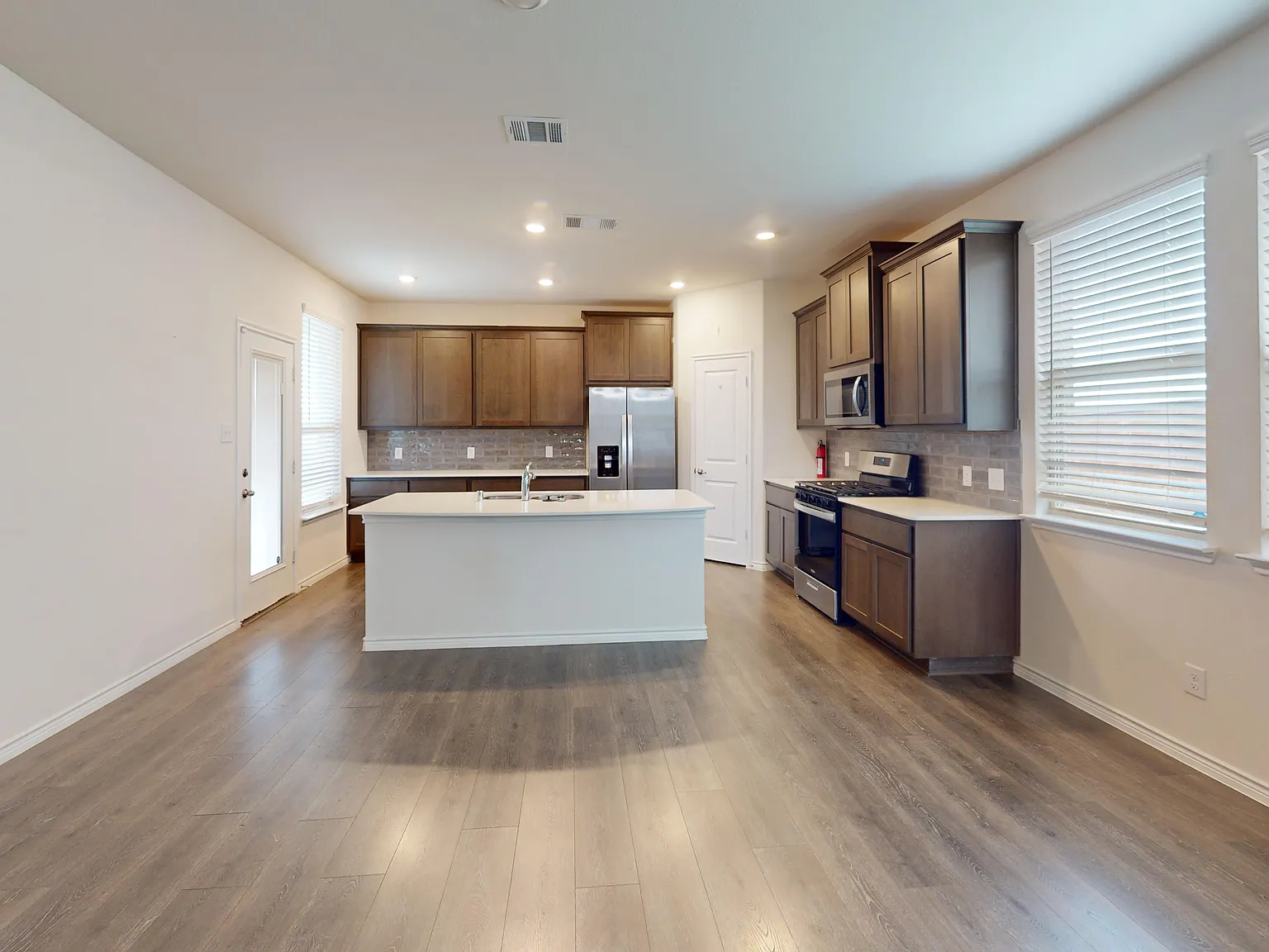 4 bed, 3.5 bath, 2602 sqft, $2,600 — Photo 2