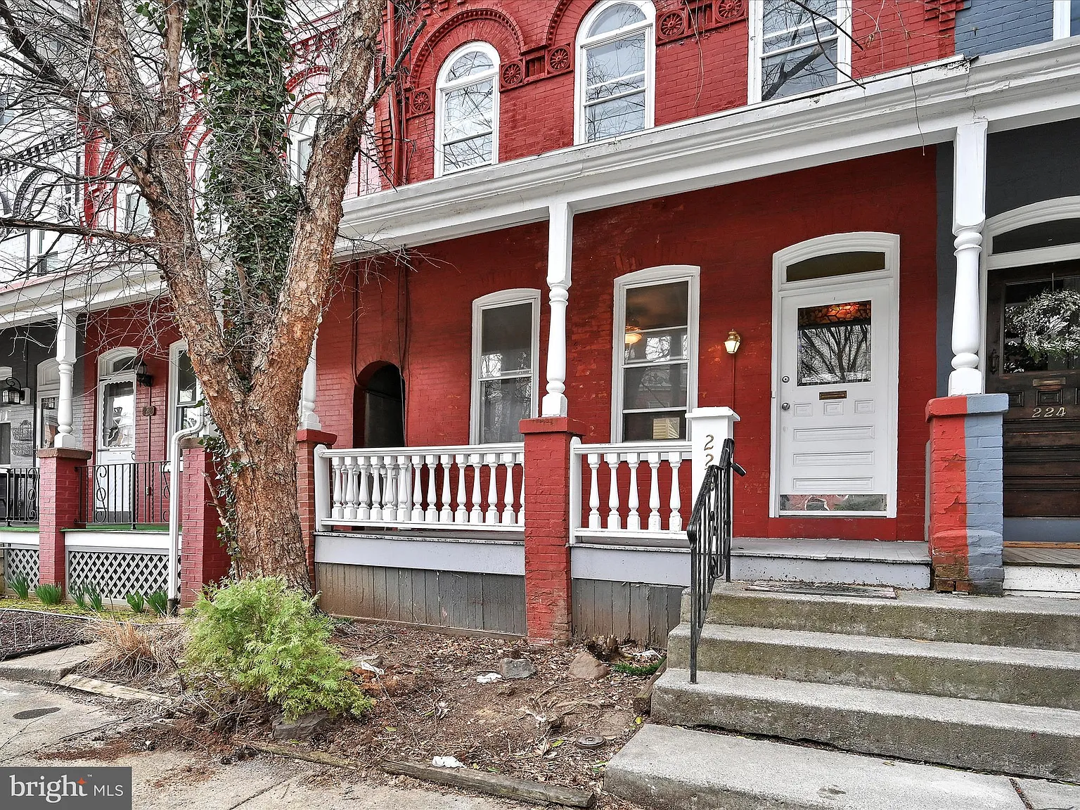 226 E New St photo 1