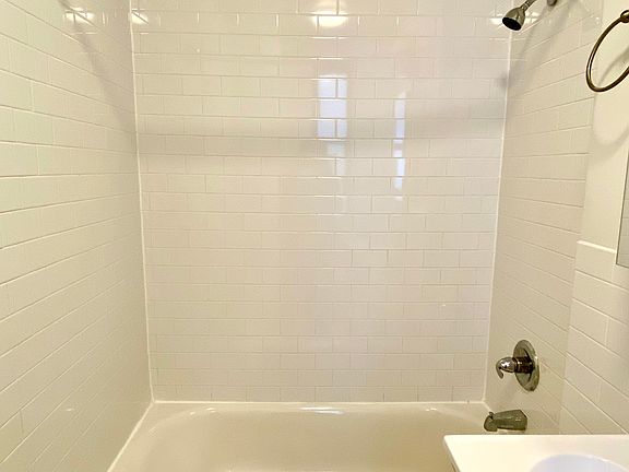 5th image of 220 E 78th St APT 14