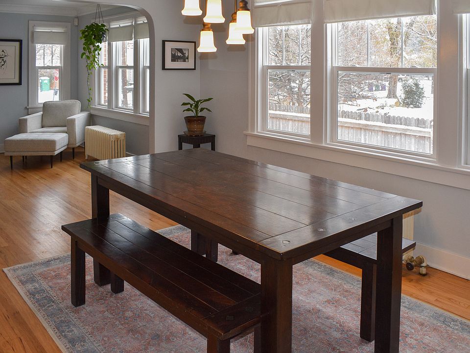 Dining room.