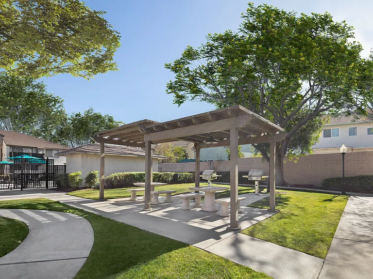 Rosewood Apartments — Photo 10