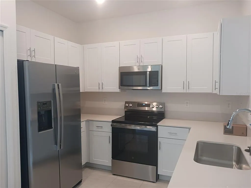 3 bed, 2.5 bath, 1666 sqft, $2,100 — Photo 3