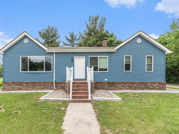 615 N Main St, Kouts, IN 46347