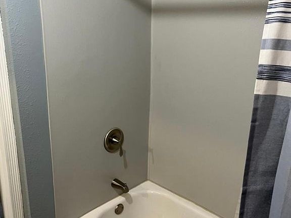 4th image of 815 Davis Ave NW