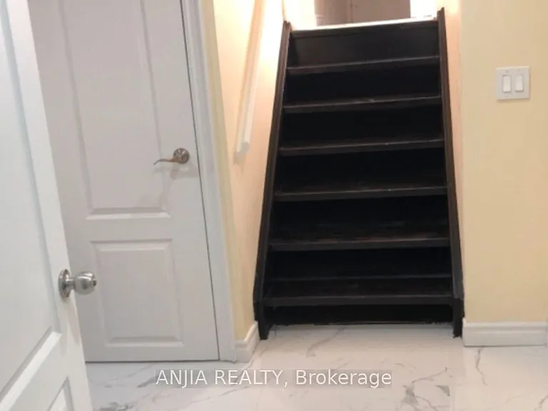 20 Colinayre Cres #1 — Photo 5