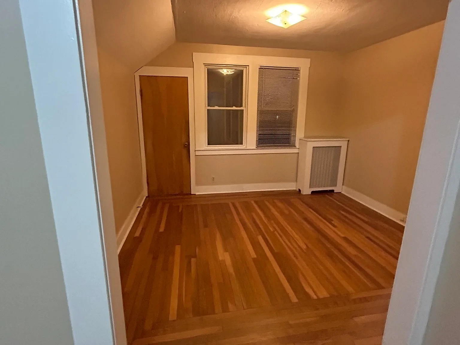 3 bed, 1.0 bath, 3840 sqft, $1,800 — Photo 4