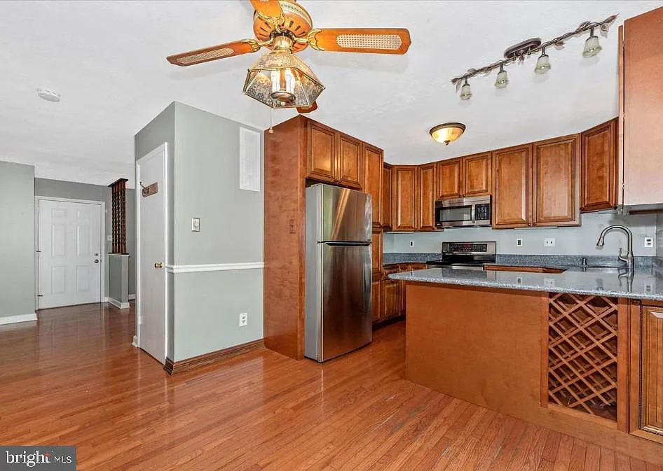 3 bed, 1.5 bath, 1284 sqft, $2,350 — Photo 4