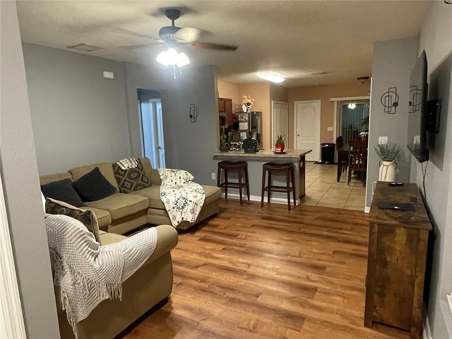 3 bed, 1333 sqft, $2,000 — Photo 2