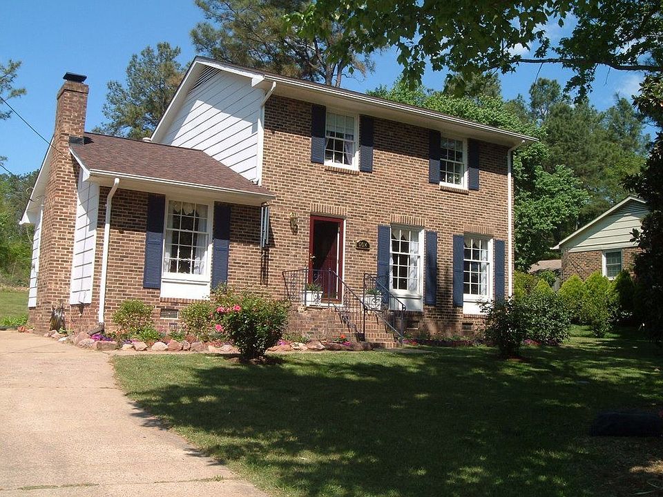Beautiful traditional home in desirable Parkwood