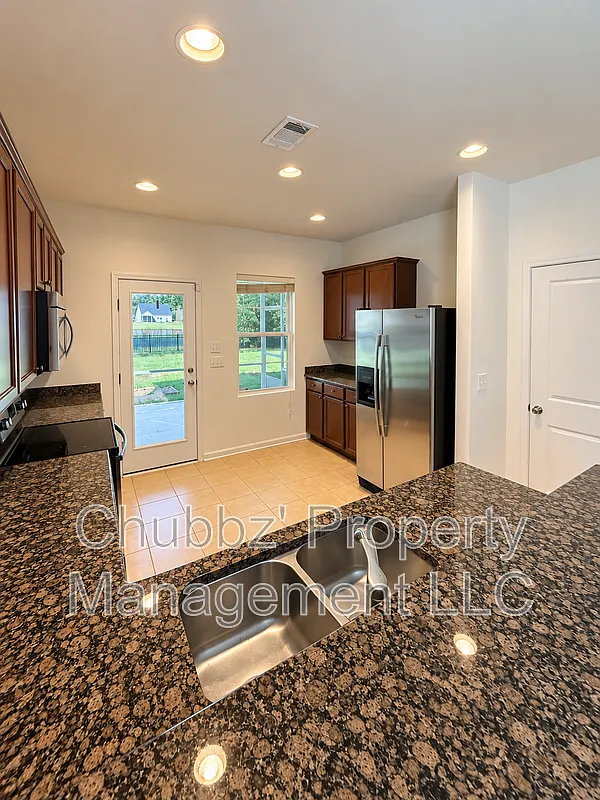 3 bed, 2.5 bath, 2242 sqft, $2,400 — Photo 4