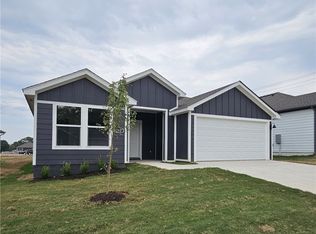 102 NW Pinwheel St, Gentry, AR 72734