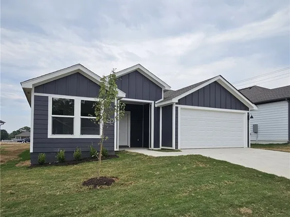 102 NW Pinwheel St, Gentry, AR 72734