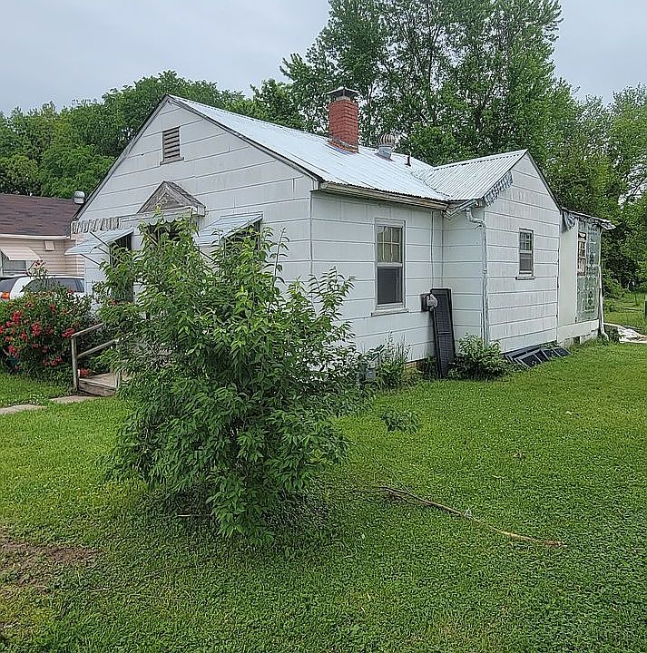 2nd image of 303 S Oak St