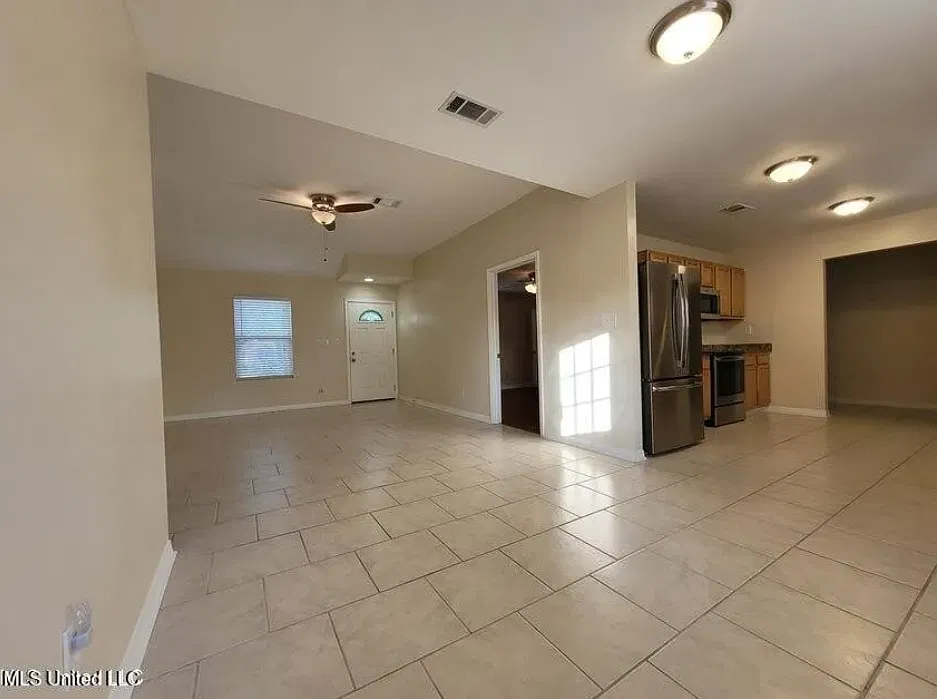 3 bed, 1232 sqft, $1,450 — Photo 2