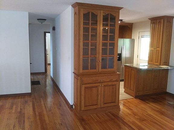 4th image of 1803 Hayselton Dr