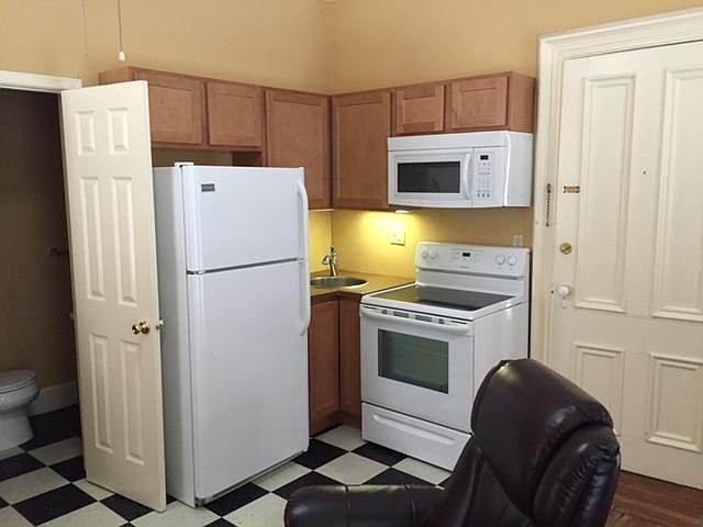 2nd image of 1025 W 4th St APT 1
