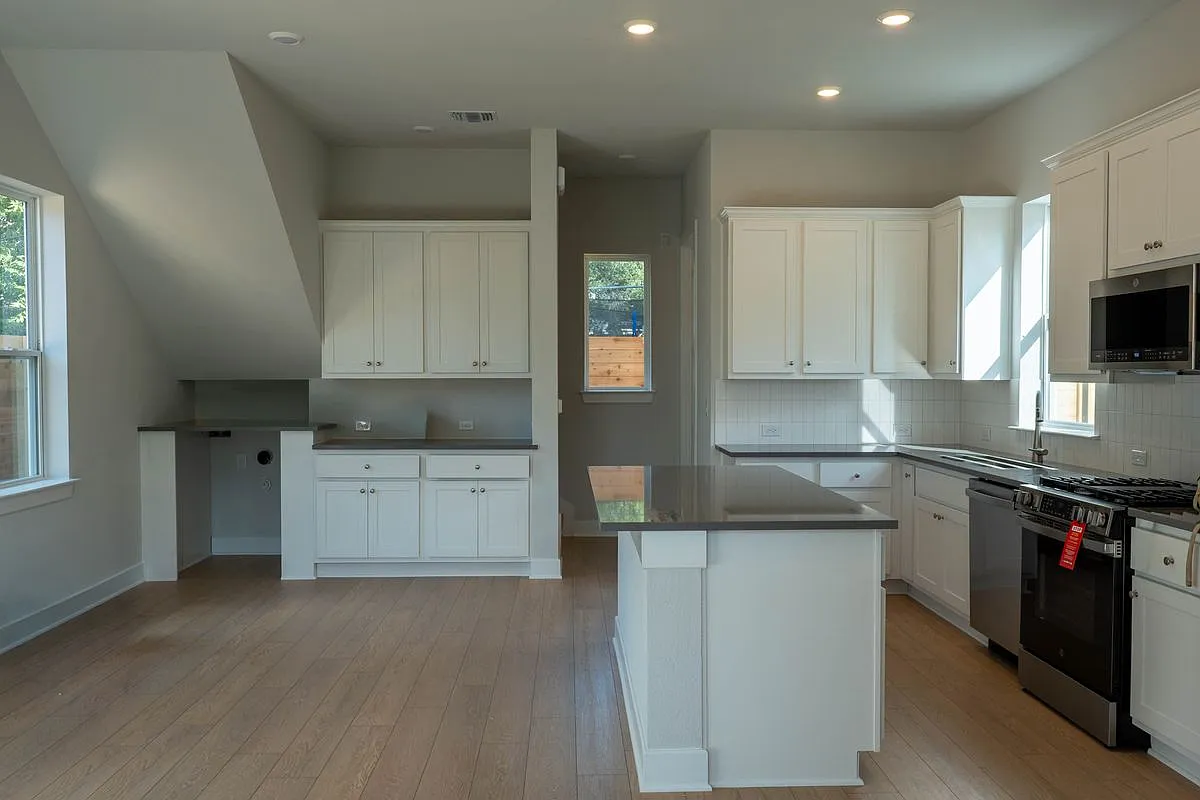 3 bed, 2.0 bath, 1496 sqft, $3,500 — Photo 4