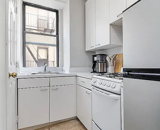 4th image of 25 Thompson St APT 4