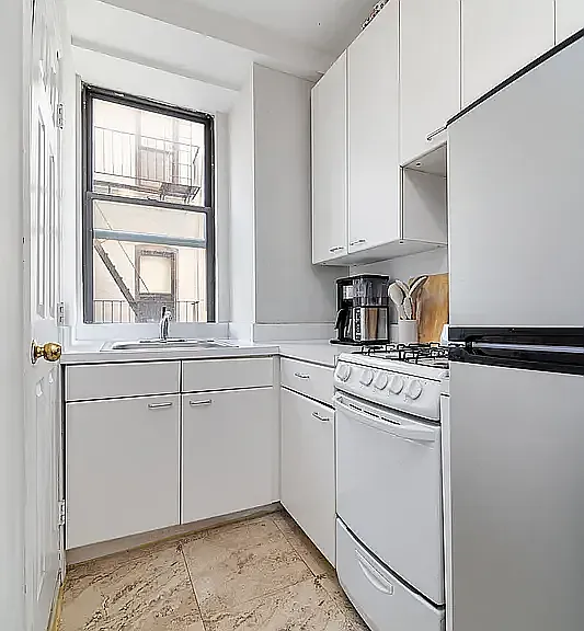 25 Thompson St #4 — Photo 4