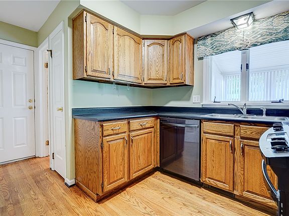 5th image of 34 Sturbridge Ln