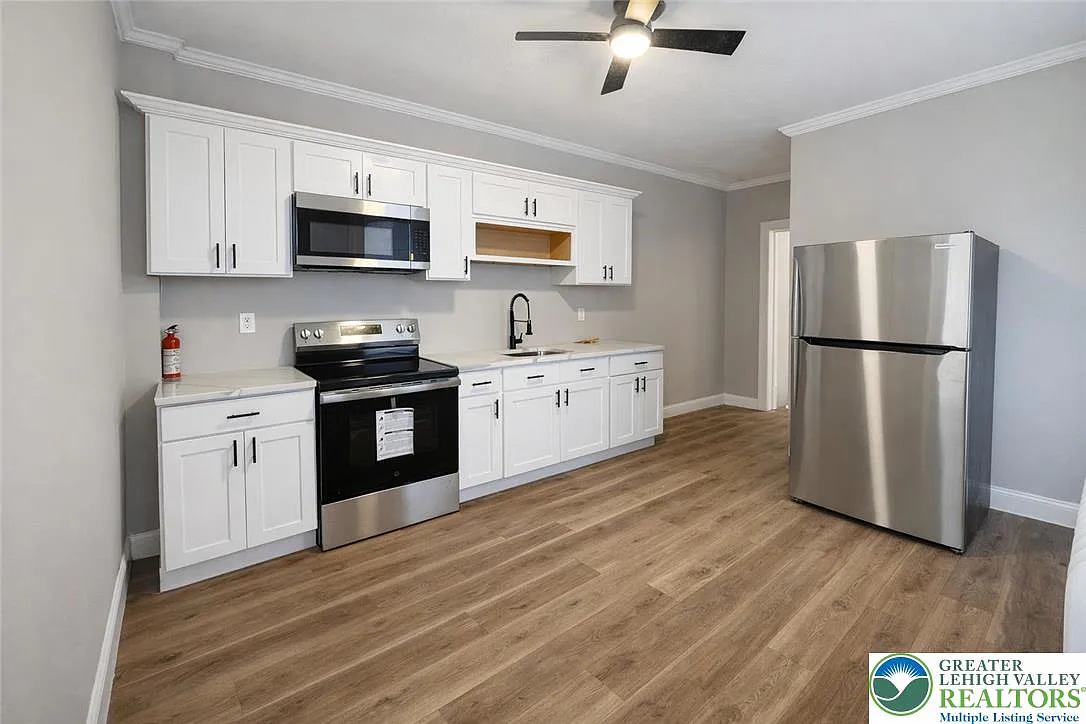 5 bed, 1.5 bath, 2006 sqft, $1,500 — Photo 2