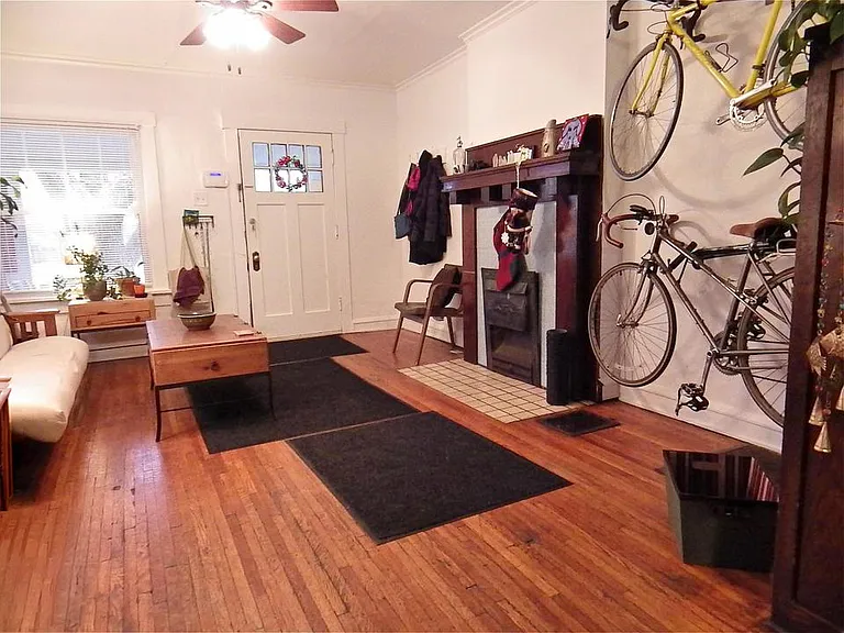 2320 Summit St — Photo 7