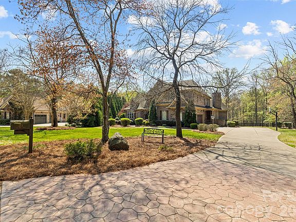 2nd image of 253 Old Post Rd