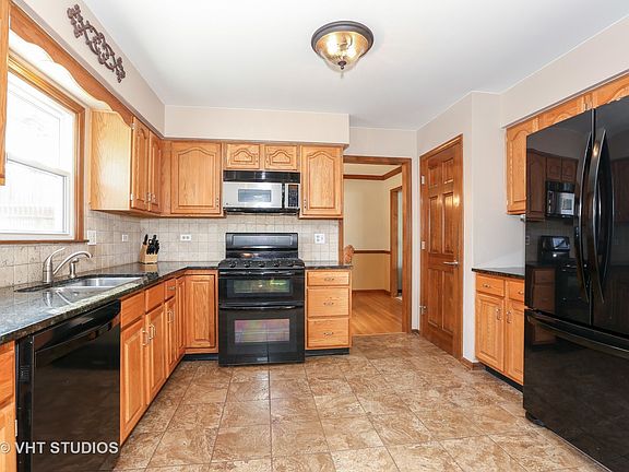 5th image of 1312 Oconto Ct